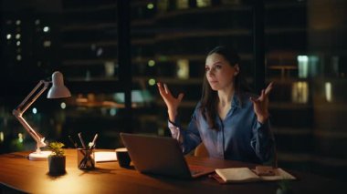 Kadın koç, dizüstü bilgisayarla konuşuyor. Ev ofisinde eğitim materyallerini anlatıyor. Yaratıcı bayan yönetici video aracılığıyla projeyi tartışıyor. Çevrimiçi konferans yöneten genç iş kadını.