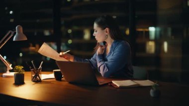 Profesyonel danışman, akşam şirketinin çalışma alanından müşteriyi arıyor. Meşgul kadın yönetici cep telefonuyla konuşuyor. Gece ofisinde dizüstü çalışıyor. Cep telefonuyla projeyi tartışan birden fazla iş kadını.