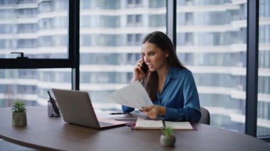 Şirket lideri cep telefonuyla tartışırken ofisteki döküman hatası yüzünden hayal kırıklığına uğradı. Stresli iş kadını arıyor. İş yerindeki şikayetten şikayetçi. Sinirli kadın patron tartışıyor ve telefon görüşmeleri bitiyor.