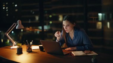 Sanal toplantıdaki profesyonel münakaşalar tatminsiz doküman hatasını gece ajansına taşımıştır. Kızgın iş kadını video görüşmesiyle kontrattan şikayet ediyor. Sinirli kadın sorunu açıklıyor..