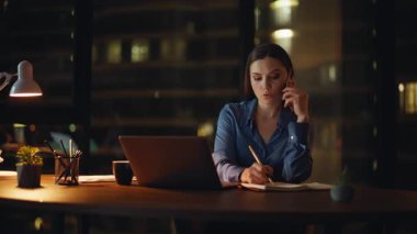 Karanlık şirket işyerindeki akıllı telefondan bahseden işçiler kağıtları kontrol ediyorlar. Ciddi bir iş kadını cep telefonuyla sözleşme detaylarını tartışıyor. Dizüstü bilgisayara bakan bir kadın gece telefonda notlar yazıyor.