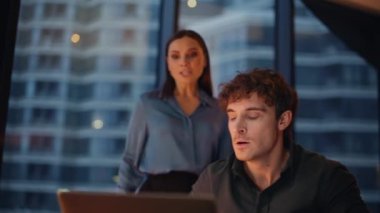 İş ortakları akşam ofislerinde kötü mali rapor tutarak video görüşmesiyle tartışıyor. Kızgın kadın, internetteki toplantı için kâğıtları fırlatıyor. Öfkeli iş arkadaşları webcam 'e bağırıyor.