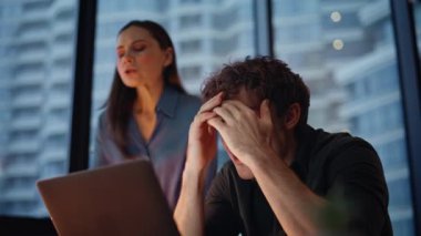 İş arkadaşları, karanlık ofiste dizüstü bilgisayarı görünce iş dünyasındaki başarısızlığa şaşırdılar. Stresli iş arkadaşları fazla mesai yaparak mali kayıplarını boşa çıkardılar. İki şirket ortağı birlikte umutsuzluğa kapıldılar..