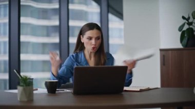Sanal toplantıda tartışan öfkeli kadın şirket ofisindeki mali rapordan şikayetçi. Sinirli iş kadını video görüşmesiyle tartışıyor. Gergin bayan yöneticinin internet konferansını bitirmesi stres verici..