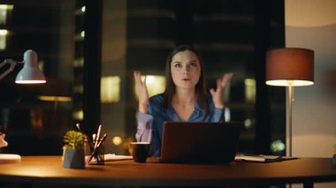 Sanal konferansta konuşan başarılı bir çalışan karanlık şirket ofisinde oturuyor. Geceleri gülümseyen iş kadını dizüstü bilgisayarla fikirlerini paylaşıyor. Çevrimiçi toplantıda pozitif esmer tartışma projesi