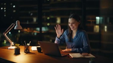Dizüstü bilgisayarlı iş kadını web kamerası konferansına gece ofisinde başlayın. Gülümseyen kadın danışman web sohbetinde sözleşmeyi tartışıyor. Pozitif bayan yönetici finansal raporu uzaktan tartışıyor..