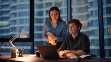 Geç saatte çalışan işçiler iş detaylarını görüşmek için akşam ofisinden arıyorlar. İki meslektaş internette proje sunumu hakkında konuşuyor. İş arkadaşlarının sanal konferansta iş görüşmeleri var.