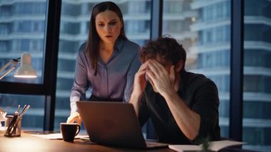 Stresli iş arkadaşları gece geç saatlerde iş yerinde dizüstü bilgisayarda sorun yaşadıkları için endişeliler. Sinirli iki ortak karanlık ofiste başarısız oldu. Şirket yöneticilerinin bilgisayarları kapatması para kaybından şaşkına döndü.