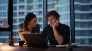 Akşamki meslektaşlarımız dizüstü bilgisayarları yakın çekim projesinde beyin fırtınası yapıyorlar. İki yorgun iş arkadaşı iş sorunlarını tartışıyorlar. Aşırı yüklenmiş ofis yöneticileri gece geç saatlerde işbirliği yapıyor..