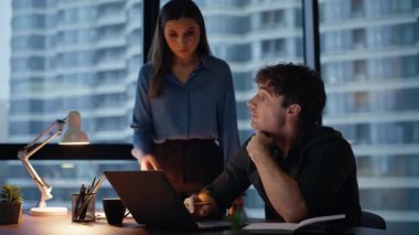 Kadın patron, Karanlık Ofis 'te stajyerlik işini gözden geçiriyor. Ciddi bir iş kadını erkek stajyer projesini birlikte kontrol ediyor. İki iş arkadaşı iş yerinde fazla mesai yapıyor..