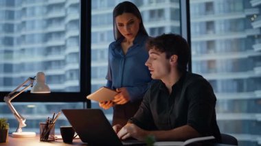 İş kadını, akşam işyerindeki müdürlük işini kontrol ediyor. İki iş arkadaşı ofiste dizüstü bilgisayara bakma projesini tartışıyor. Kadın akıl hocası içeride çalışan stajyere görevini anlatıyor..