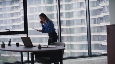 Şirketin yönetim kurulu başkanı cep telefonundan şikâyet ediyor. Sinirli iş kadını tartışan akıllı telefon tatminsiz sözleşme hatası. Kızgın kadın kağıtları fırlatıyor..