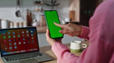 Bilinmeyen bir kız ahşap masada otururken cep telefonuna dokunuyor. Önde oturan tanınmayan kişi yeşil ekran akıllı telefona tıklayarak bilgisayarı açtı. Kadın krom anahtar aletine bakıyor