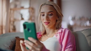 Hafta sonu cep telefonu kullanan kadın rahat bir portre üzerinde rahatlıyor. Mutlu ev hanımı haber yayınları okuyarak akıllı telefonu dinliyor. Çekici genç bir kız tek başına dinleniyor ve uygulamadan alışveriş yapıyor.