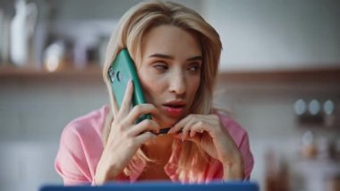 Rahatlamış bir kadın ev ortamındaki portrede dinlenerek akıllı telefon konuşuyor. Ev mutfağında cep telefonuyla iletişim kuran endişeli bir bayan. Sakin sarışın elinde kalem, cep telefonu konuşmalarında haberleri tartışıyor.