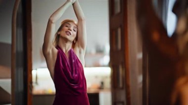 Şık ipek elbiseli dansçı kız aynaya bakıyor. Flört mankeni romantik bir akşam buluşmasına hazırlanıyor. Evde şık bir kıyafet planlıyor. Çekici kadın yansıması partiye hazırlanıyor. Seksi bayan.