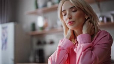 Yorgun, sarışın, boynu ovulmuş. Mutfak portresi yaparken yorgun düşmüş. Hüsrana uğramış iş kadını dizüstü bilgisayarı kapatıyor. İşi başından aşkın kadın hafif apartman dairesinde tek başına oturmaktan yoruldu. 