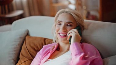 Sarışın, rahat bir dairede cep telefonuyla konuşuyor. Güzel, gülümseyen bir kadın cep telefonundan arıyor ve evdeki kanepede haberleri tartışıyor. Rahatlamış milenyum hanımı akıllı telefondan sohbet ediyor. 