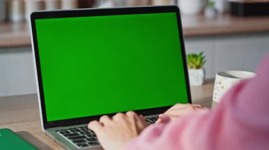 Kimliği belirsiz kız internette arama yapmak için krom anahtar dizüstü bilgisayar kullanıyor. Kadın evde sosyal medya izlerken bilgisayarlı klavyeye mesaj atıyor. Mokup pc üzerindeki iş görevlerini çözen tanınamayan yönetici 