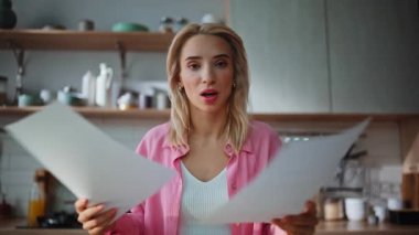 Memnun olmayan muhasebeci internet üzerinden yakınma çağrısı yapıyor. Pov view sinirli patronu web kamerasından konuşuyor. Mutfakta başarısız bir sözleşme var. Endişeli iş kadını sanal sohbete kızıyor 