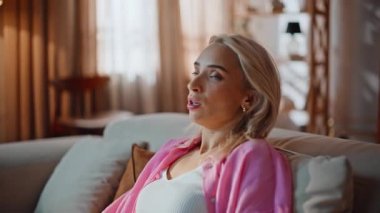 Yorgun kız zor bir günün ardından koltuğa oturup dinleniyor. Yorgun genç bir kadın kendini tembel hissederek apartman kanepesine düşüyor. Yorgun bir kadın evde migren ağrısı çekiyor. Duygusal tükenme 