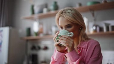 Hayalperest kadın, kahve içiyor. İş yerinde yakın çekim yapıyor. Mutfakta oturan uzaktan kumandalı gülümseyen ve e-posta yazan bir çalışan. Mutlu sarışın kız yurtiçi ofiste çay yudumluyor. 