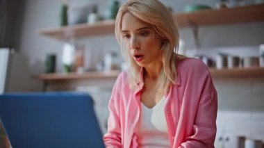 Uzaktan kumandalı iş kadını elleri iş yerinde dizüstü bilgisayarı daktilo ediyor. Sarışın bayanın mutfakta duygusal tepki gösterme hatasını fark etmesi şok edici. Sinirli kadın bilgisayarın kapağını kapatıyor.