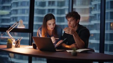 Başarılı çalışanlar, akşam kreatif ajans ofisinde internette bilgisayar görüntülü webcam görüntüleriyle sohbet ediyorlar. Gülümseyen meslektaşlar iş planlarını video görüşmesiyle tartışıyor. İki şirket yöneticisinin sanal toplantısı var..