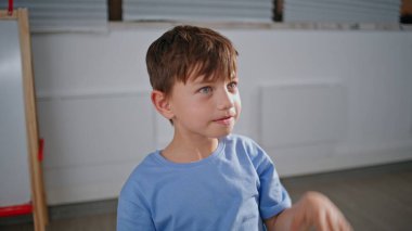 İlkokulda el kaldıran zeki bir öğrenci. Mesafeli oturma dersi arayan meraklı çocuk. Sınıfta zeki bir öğrenci dinleme öğretmeni. Sakin okul çocuğu sınıfta kendini meraklı hissediyor