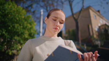 Öğrenci kadın güneş ışığı sokağı kapanışında defter kullanıyor. Spring City 'de kapanış kitabı okuyan odaklanmış genç bir bayan. Öğretmen kız moladan zevk alıyor. Mesafeli görünüyor. Halk yaşam tarzı konsepti