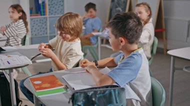 Çocuk rahat sınıftaki sınıf arkadaşına not veriyor. Yakından meraklı çocuklar derste eğlenecek şeyler dinliyorlar. İlkokul kabinesinde birbiriyle iletişim kuran iki komik öğrenci. Eğitim kavramı