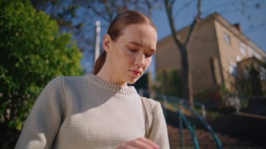 Güneş ışığı parkında programı kontrol eden çekici bir kız. Endişeli bayan öğrenci not defterini açıp sınava hazırlanıyor. Bahar güneşli kasabasında tek başına kitap çeviren genç bir kadın. Halk yaşam tarzı konsepti