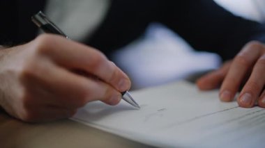 İş adamı büro masasında el yazısı imzalıyor. Bilinmeyen girişimci iş yerinde iş sözleşmesi imzalıyor. Kendine güvenen yönetici emlak alım anlaşmasına imza atıyor.