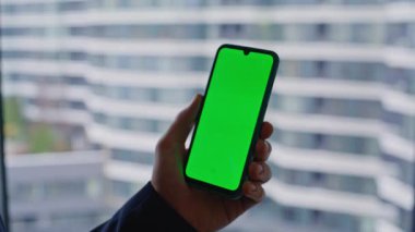 CEO ofis merkezindeki Chromakey cep telefonunu izliyor. Pencereyi kapat ve yakınlaştır. Zengin işletme sahibi yeşil ekran akıllı telefonundan mesaj okuyor. Kendine güvenen işadamı cep telefonunda SMS taraması yapıyor.