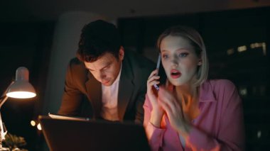 İki iş adamı gece iş yerinde cep telefonunu arıyor. Kendine güvenen iş kadını akıllı telefondan konuşuyor iş adamından tavsiye istiyor. Geç saatte çalışan işçiler kapalı alanda cep telefonlarıyla iş görüşmeleri yapıyorlar.