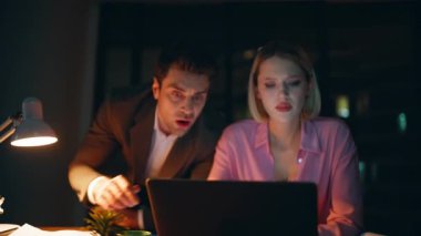 Stresli iş adamları, karanlık ofis kapanışında birlikte çalışmaktan bıktılar. Endişeli iş ortakları proje sorunundan umutsuzluğa kapıldılar. Sorunlu meslektaşlar gece iş yerinde dizüstü bilgisayarı kapatıyor.