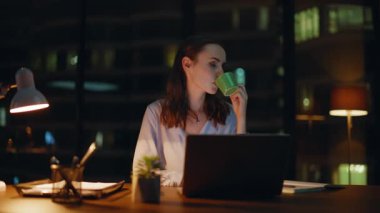 Uzaktan kumandalı işçi, gece işyerinde kahve içiyor ve dizüstü bilgisayara yakından bakıyor. Gülümseyen serbest çalışan kadın akşamları içkisini yudumluyor. İş hayatında başarılı olmayı düşünen hayalperest bir iş kadını..