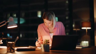 Gece işyerinde evrak işleriyle uğraşan çalışkan bir yönetici. Gazetelerde yazan ciddi bir iş kadını karanlık ofiste dizüstü bilgisayarla oturuyor. Aşırı yüklü muhasebeci içerideki mali raporları inceliyor.