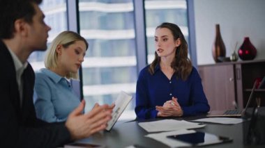 Şirket temsilcisi ortaklarla konuşuyor. Başlangıç detaylarını ofiste açıklıyorlar. İş kadını laptopta veri gösteren şirket müşterilerine danışıyor. Bayan yönetici ticari proje sunar