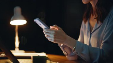 Gece müdürünün iş yerindeki cep telefonuna gönderdiği mesajda lamba ışığı yakın plan yakılmış. Kadın, gece masasında tek başına akıllı telefondan mesaj atıyor. Gülümseyen iş kadını akşam üzeri internet iletişiminin keyfini çıkarıyor.