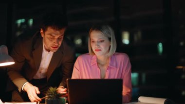 Endişeli profesyonellerin dizüstü bilgisayarı kapatması gece iş yerinde hayal kırıklığına uğramış iş sorunları. Stresli meslektaşlar ofiste fazla mesai yapıyor. İki iş arkadaşı kendilerini projeksiyondan yoksun hissediyorlar..