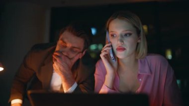 İş arkadaşları akşam üzeri ofis kapanışında stresli bir telefon görüşmesi yapıyorlar. İki çalışan, gece işyerindeki akıllı telefon konuşmalarından memnun değil. Endişeli iş ortakları cep telefonundan kötü haberler alıyor.