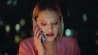 Kapanış konuşması yapan iş kadını, akşam üstü şirket ofisinden arıyor. Gece işyerinde gülümseyen kadın yönetici cep telefonuyla konuşuyor. Olumlu bayan serbest yazar, karanlık dairede akıllı telefon sohbetinin tadını çıkarır..