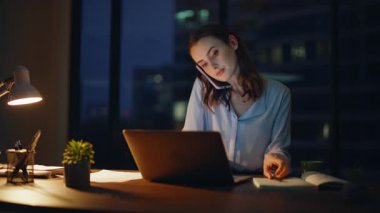 Girişimci, gece ofis alanında cep telefonunu aramakla meşgul. Çalışkan iş kadını telefon görüşmesinde dizüstü bilgisayar projesini tartışıyor. Ciddi kadın CEO gece geç saatlerde akıllı telefondan konuşuyor..