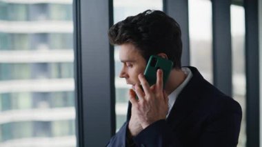 Ofis panoramik penceresinde proje stratejisini tartışan lider aranıyor. Ciddi iş adamı akıllı telefonlardan konuşuyor. Uzaktan pazarlık yapıyorlar. Zarif iş danışmanı içeride cep telefonuyla konuşuyor.