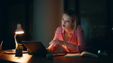 Gece şirketinin ofisinde çalışan girişimci şaşkına dönmüş durumda. Aşırı yüklenmiş iş kadını iş meselesine odaklanmak için dizüstü bilgisayar arıyor. Gergin serbest çalışan, karanlık bir evde fazla çalışmaktan aciz..