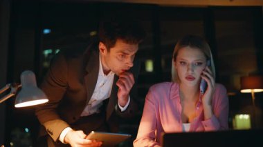 İş arkadaşları karanlık iş yerinde cep telefonundan konuşuyorlar. Hayal kırıklığına uğramış haberler. Sorunlu iş adamları gece ofisindeki iş sorunlarını tartışıyorlar. Endişeli ortaklar hoşnutsuz akıllı telefon konuşmaları.