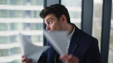 Memnun olmayan yönetim kurulu başkanı, akıllı telefonların hatalı olduğunu savunuyor. Öfkeli işadamı ofisteki cep telefonunu arayan kağıtları fırlatıyor. Sinirli yönetici cep telefonu kullanarak şikayette bulunuyor.