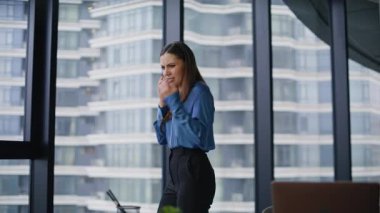 İş kadını, modern ofisteki telefon görüşmesiyle sorunu tartışıyor. Stresli kadın yönetici, akıllı telefon konuşmasında kötü işten şikayet ediyor. Endişeli girişimci cep telefonu iletişiminden memnun değil.