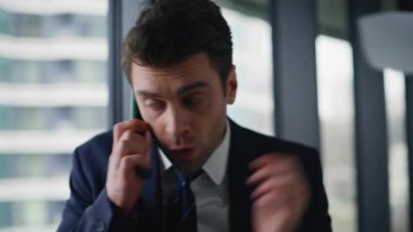 Stresli patron, akıllı telefondan ofis penceresinden yapılan bir hatadan şikayet ediyor. Sinirli iş adamı cep telefonuyla gazete okuyor. Endişeli girişimci cep telefonuyla bağırıyor.